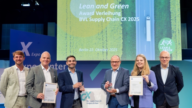 Nachhaltige Supply Chain: Lorenz und Hipp für CO2-Einsparungen ausgezeichnet - Lean and Green Auszeichnung für Lorenz und Hipp (v.l.): Aljoscha Rix (GS1 Germany), Stefan Bender (Lorenz), Bernard Magin (Lorenz), Dr. Peter Gebhard (Hipp), Anna Ostermeier (Hipp), Ingo Wolters (GS1 Germany) - Quelle: BVL/Thomas Rafalzyk